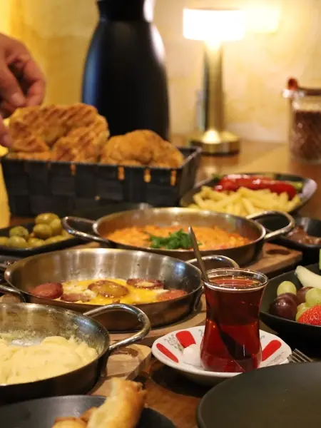 Türkisches Frühstück mit Menemen, Oliven, Käse und Çay
