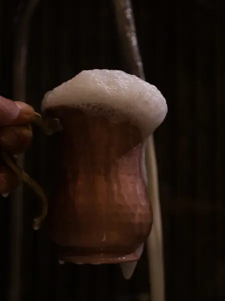 Ayran mit Schaumkrone im Kupferbecher