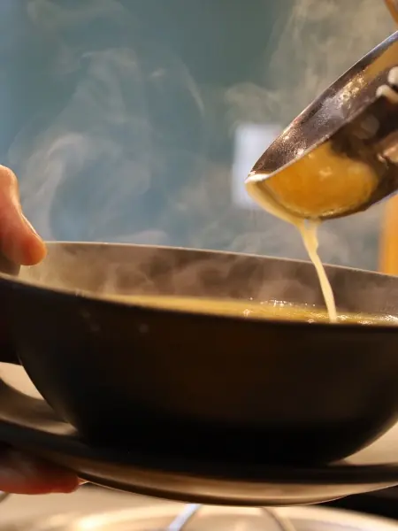 Linsensuppe wird frisch in eine Schale gefüllt