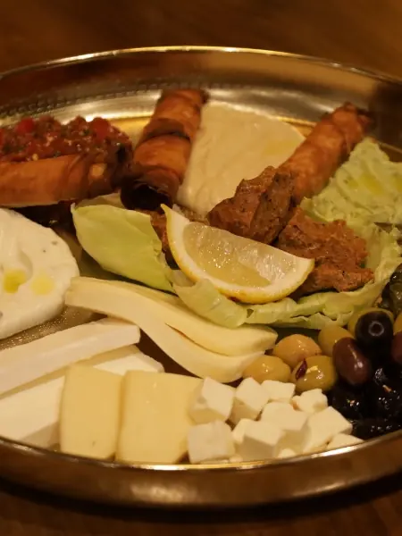 Vorspeisenplatte mit Sigara Böreği, Weinblättern, Käse und Oliven